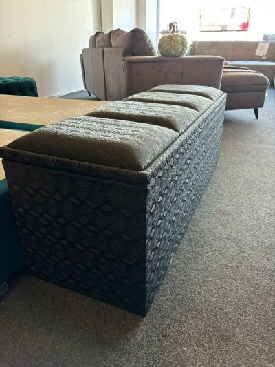 Schwarze Betttruhe Snake